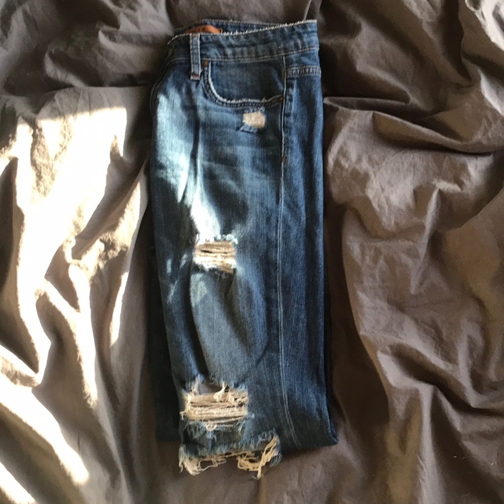 Distressed skinny jeans